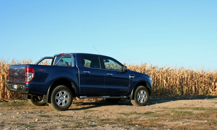 80 centi mélységig tud vízbe gázolni. Kukoricába bármedidg