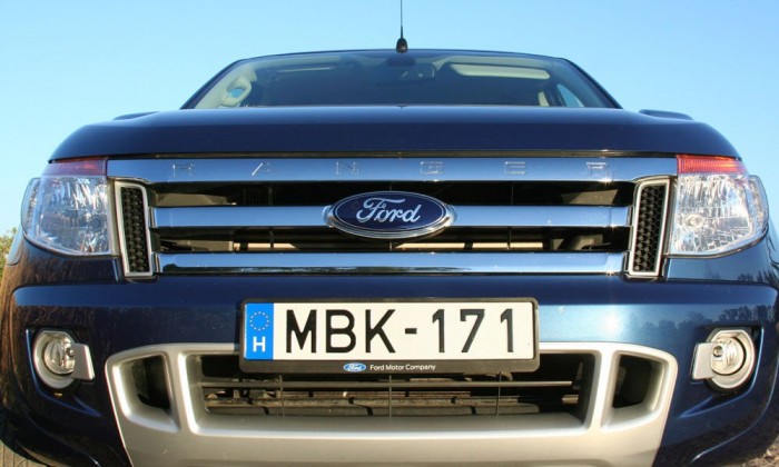 Közelről egész bartáságosnak tűnik