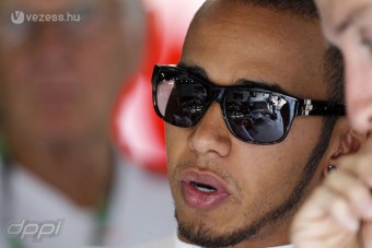 F1: Füstöl Hamilton aláírása