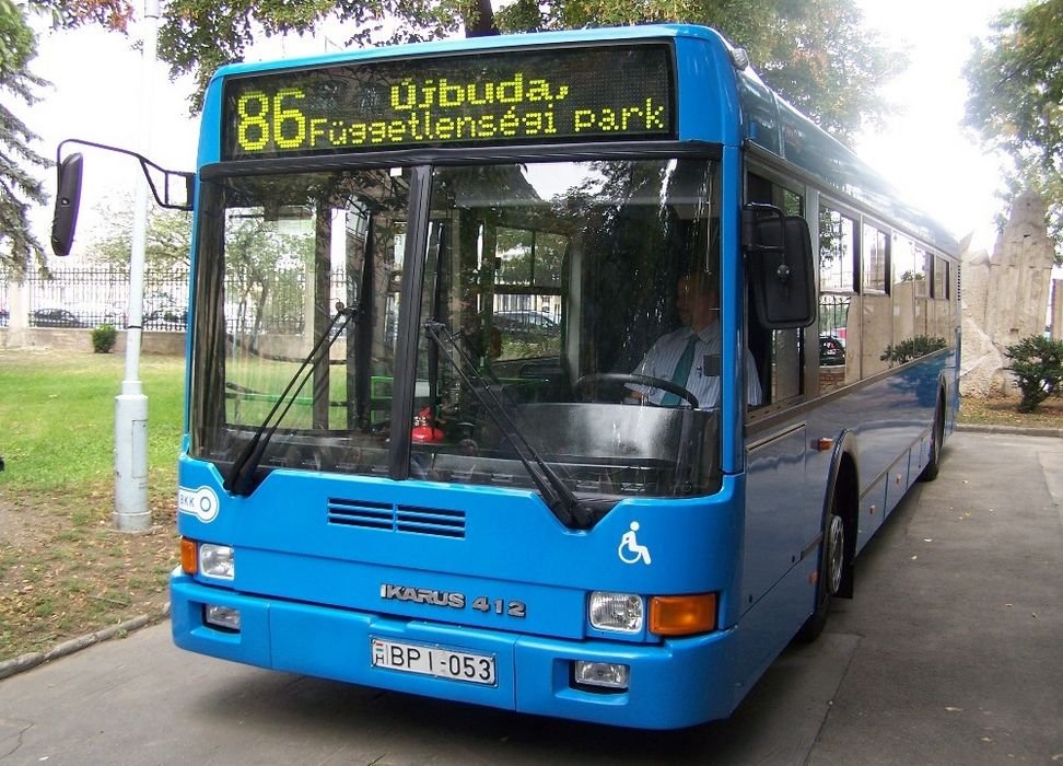 Ikarus 412-es az új budapesti színben