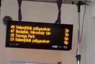 Ilyen táblákon követhetjük majd a buszok várható érkezési idejét