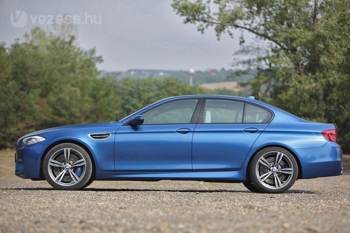 Teszt: BMW M5 – Pokoli erő 8 Megállás után ömlik a forróság a kocsi alól. Ennél jobban képtelenség demonstrálni, hogy a kőolajban lévő energia mennyire kis része hajtja valóban az autót