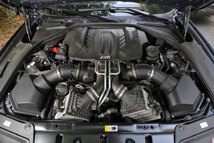 Teszt: BMW M5 – Pokoli erő 5 6000 és 7000 között állandó a 680 lóerős csúcsteljesítmény, a 680 Nm 1500-tól 5750-ig kitart. A feltöltés dacára az M5 sportmotorja vehemensen pörög és kobraként reagál a gázra. Hőterhelése egészen extrém, az olajhűtő magától értetődő, de még a motorelektronikának is külön hűtése van