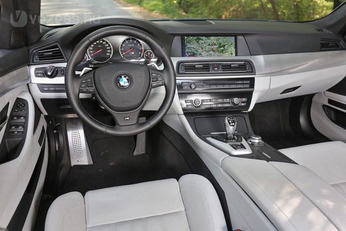 Elegáns, de nem különösebben sportos az utastér