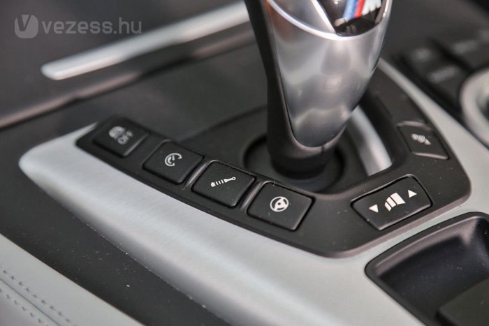 A menetstabilizáló alatti gombokkal a gázreakció, a lengéscsillapítás, a kormányrásegítés és a váltási sebesség állítható be