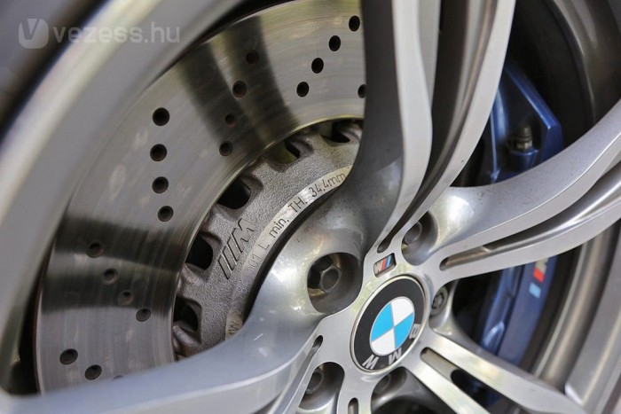 Jövőre jön ki extraként a szénszálerősítésű kerámia féktárcsa. Hőtűrésben és élettartamban lehet jobb, a lassulás acéltárcsával is fenomenális