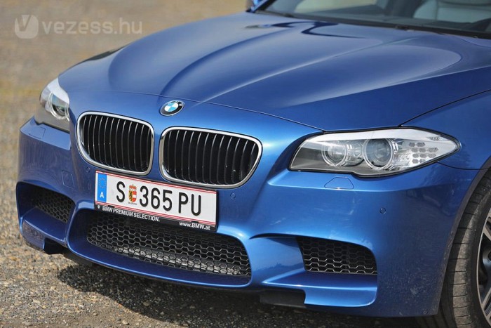 Nincs ködlámpa, akárcsak az elődben. Kell a hely a hűtőnyílásoknak