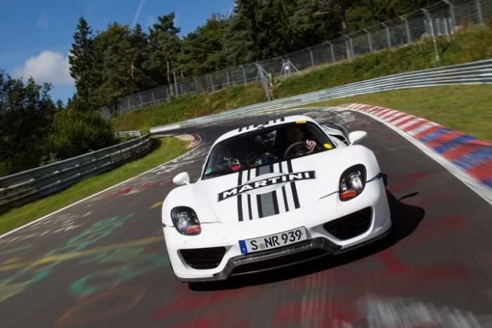 A Porsche a Nürburgring új királya 2 A Porsche 918 Spyder-nek sikerült elérni a 7 perc 14 másodperces időt, amivel a Nissan GT-R-t taszították le a trónról a stuttgartiak.