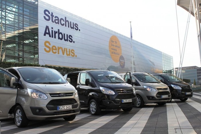Első találkozás a müncheni reptéren a Tourneo Customokkal