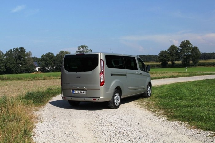Az elől a fekete műanyagban elrejtőző radarfejek hátul elütnek a színezett lökhárítótól 