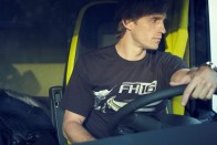 A Volvo Trucks minél inkább motiválni szeretné az új FH rajongóit és vezetőit, ezért elkészítette Travis fantázianevű ruha- és kiegészítő kollekcióját, melyet a megújult nyergesvontató ihletett.