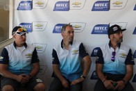 Robert Huff (j), Alain Menu és Yvan Muller (j.) is esélyes még a bajnoki címre