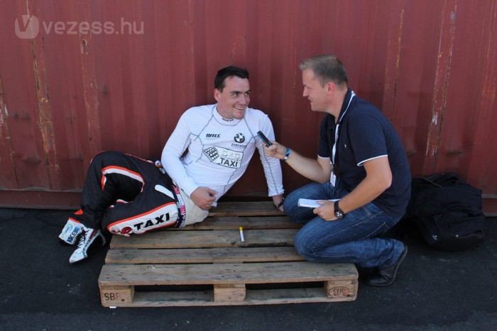 A konténer nemcsak a versenyfelszerelést rejti ügyesen, de az interjúhoz is remek árnyékot ad a 30 fokos kaliforniai melegben  