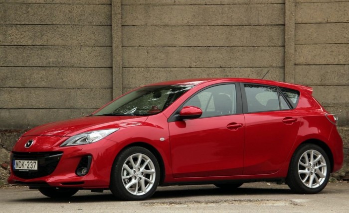  A végeredmény így egy őrült gázolajos kompakt, ami harmadik fokozatig félgázon kereket csikorgat, német prémiumautókban pöffeszkedők mosolyát lohasztja le a pirosnál. 