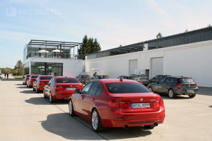 Video: ilyen a háromhengeres BMW 2 Nemrég nyílt meg a fürstenfeldbrucki reptéren a BMW vezetéstechnikai központja. Az 1936-ban átadott létesítmény részben ma is a Luftwaffe felségterülete. 1972-ben itt halt meg kilenc sportoló, egy német rendőr és öt palesztin támadó az izraeli olimpiai csapatot ért terrortámadásban, helyesebben a német rendőrség félresikerült túszszabadító akciójában