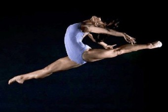 Festett bőrű balerinák egy orosz autógyárban