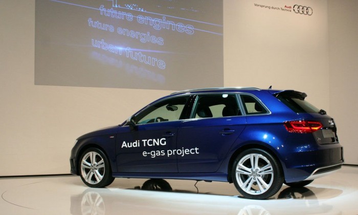 Audi future lab: így autózunk a jövőben 61 Feltöltött gázzal és benzinnel közel 1200 kilométerre juthatunk az A3 Sportback TCNG-vel. 1,4 literes TFSI motorral szerelik