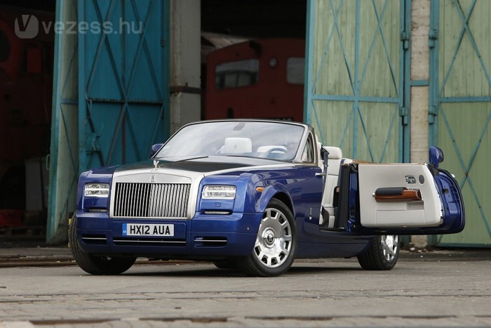 Minden kabriók fejetlen fejedelme 5 Biztonsági kiegészítők, elektronikus és mechanikus reteszek tömegével érte el a Rolls-Royce, hogy minden hatósági engedélyt megkaphatott a valaha öngyilkos ajtónak nevezett, látványos és kényelmes nyílászáróra