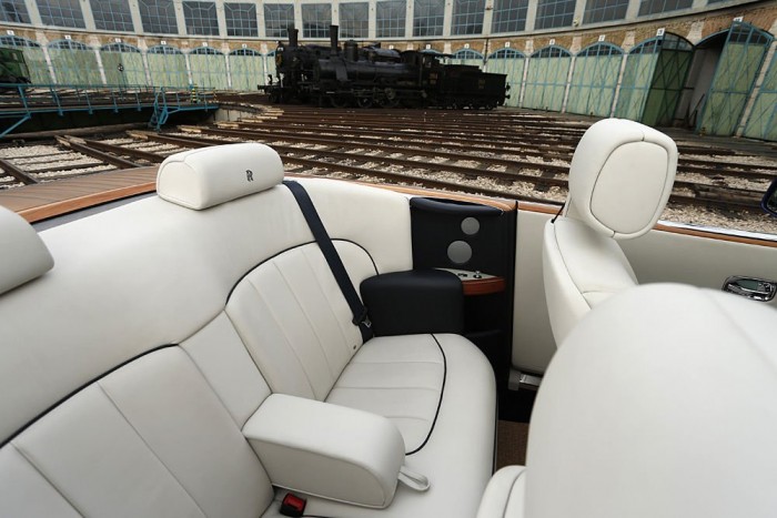 Ennél több luxus hátsó ülésen saját ajtó nélkül nem létezik