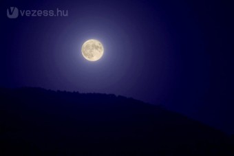 Autónak hitte a rendőr a Holdat