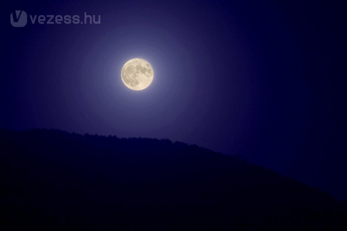 Autónak hitte a rendőr a Holdat