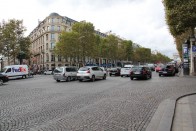 A Champs-Elysées forgalma. Felfestések és balesetek nélkül áramlanak az autók, robogók, biciklik, gyalogosok. Budapest után mindig szédítő, hogy túlszabályozás nélkül mintha minden könnyebben menne egy nagyvárosban