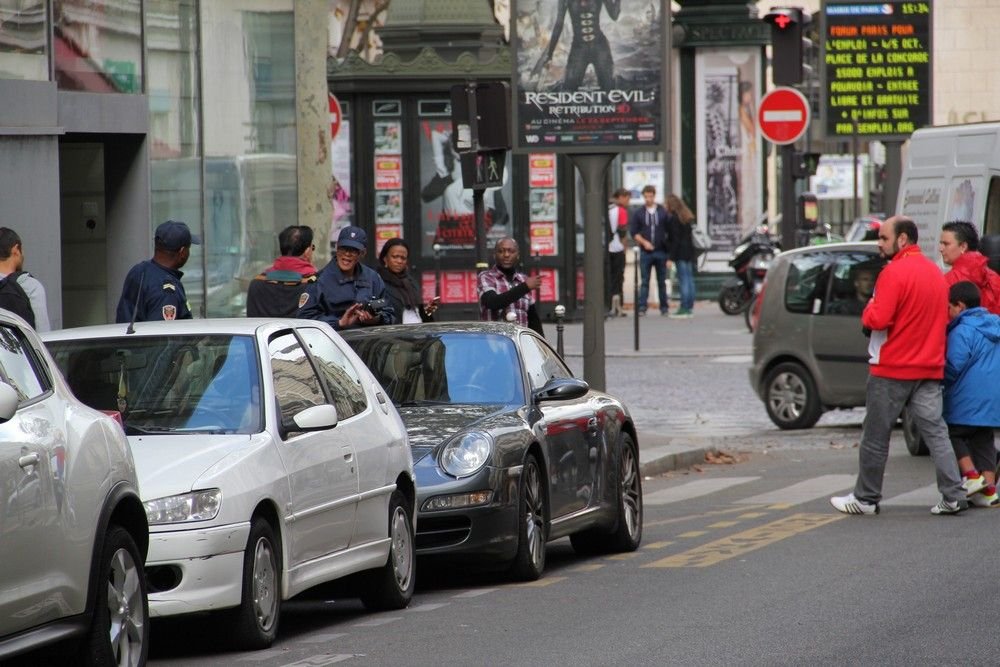 Párizsban is vannak közterületesek, épp a tilosban parkoló Porsche tulaját szembesítik tettével