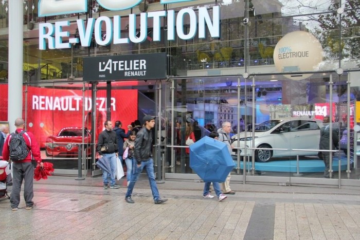 Megérkeztünk Párizsba, az autószalonra 4 Talán még van remény a francia autóipar számára: Renault-szalon, elektromos Zoéval és Dezir tanulmánnyal a kirakatban a Champs-Elysées-n