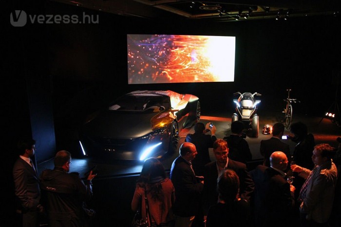 Dízel hibrid szupersportautó a Peugeot-nál 6 | Vezess Az Onyx mobilitási koncepciónak az autón kívül a háromkerekű robogó és a gyorsasági kerékpár is része