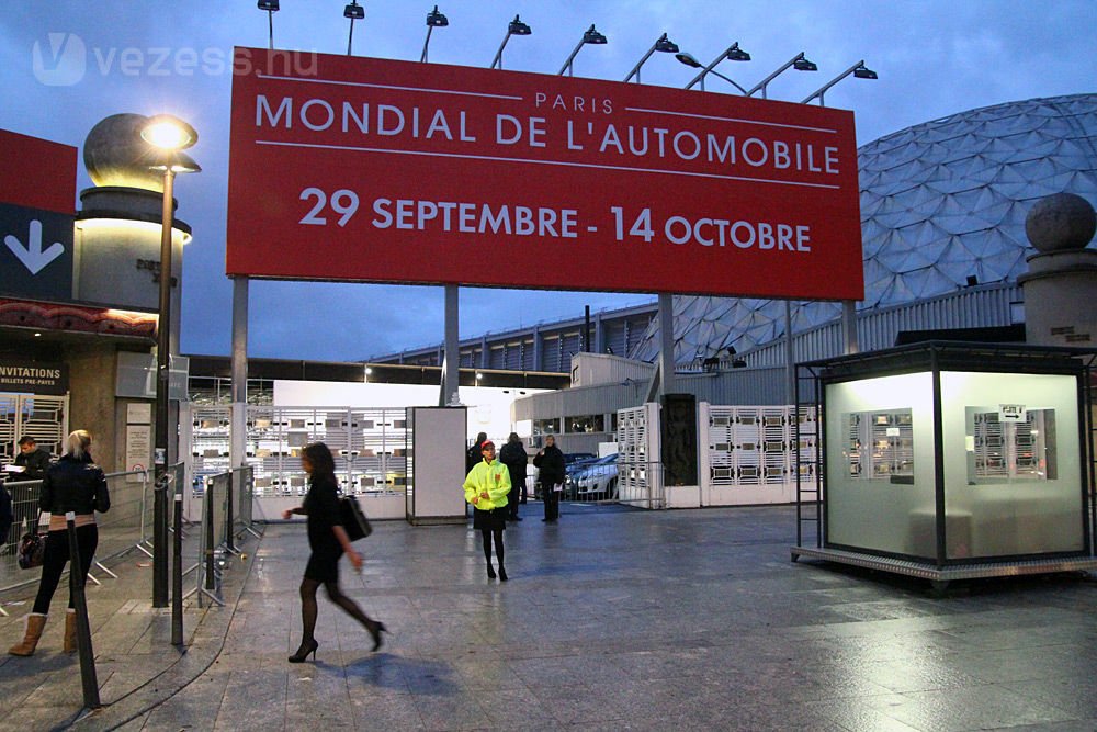 Még sötét van, de már szállingóznak az első látogatók