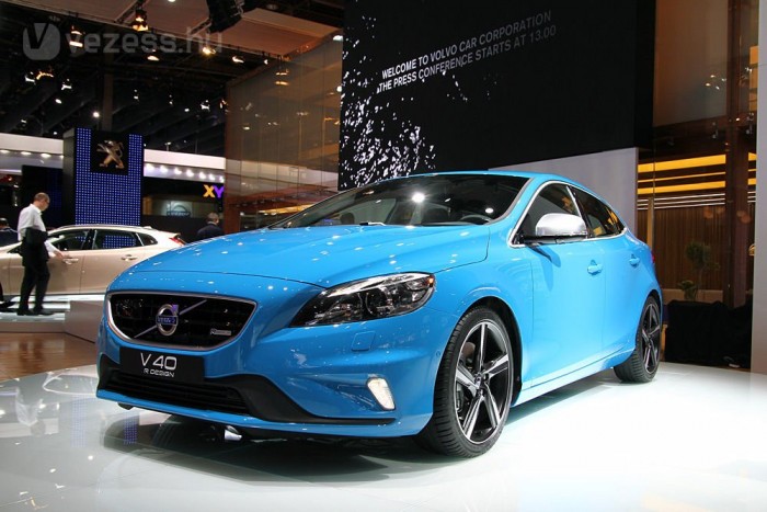 Kék V40-es díszlik tőlünk alig kőhajításnyira