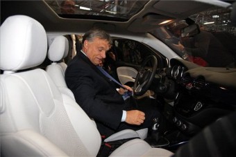 Orbán Viktor néha maga vezet