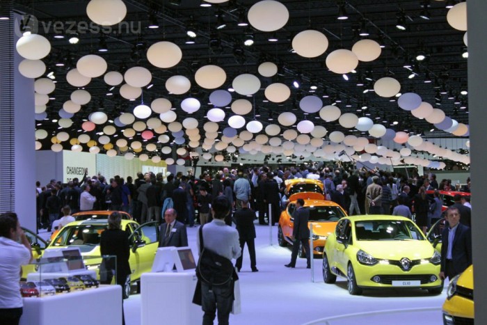 Kisautókat nézett a francia elnök 2 Legalább tízezer újságíró tudósít a nagy európai autószalonokról. A tömeg itt épp a Renault standján követi az elnököt