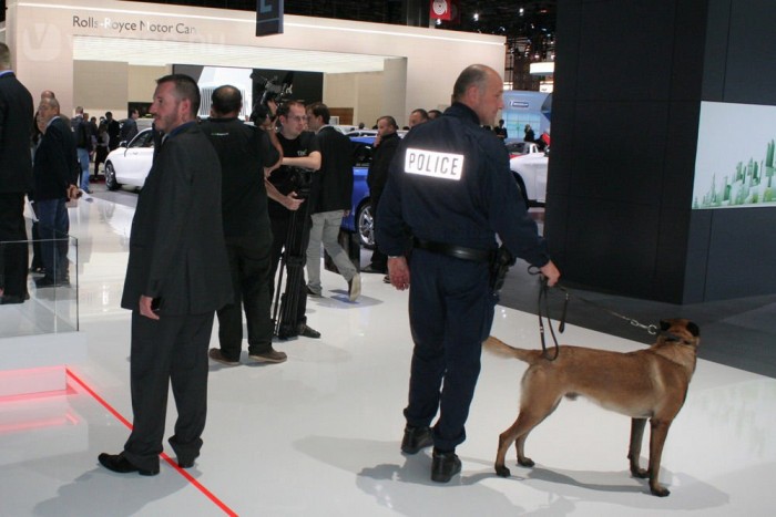 Kisautókat nézett a francia elnök 7 | Vezess A környező standokat is átvizsgálták a kutyás bombakeresők