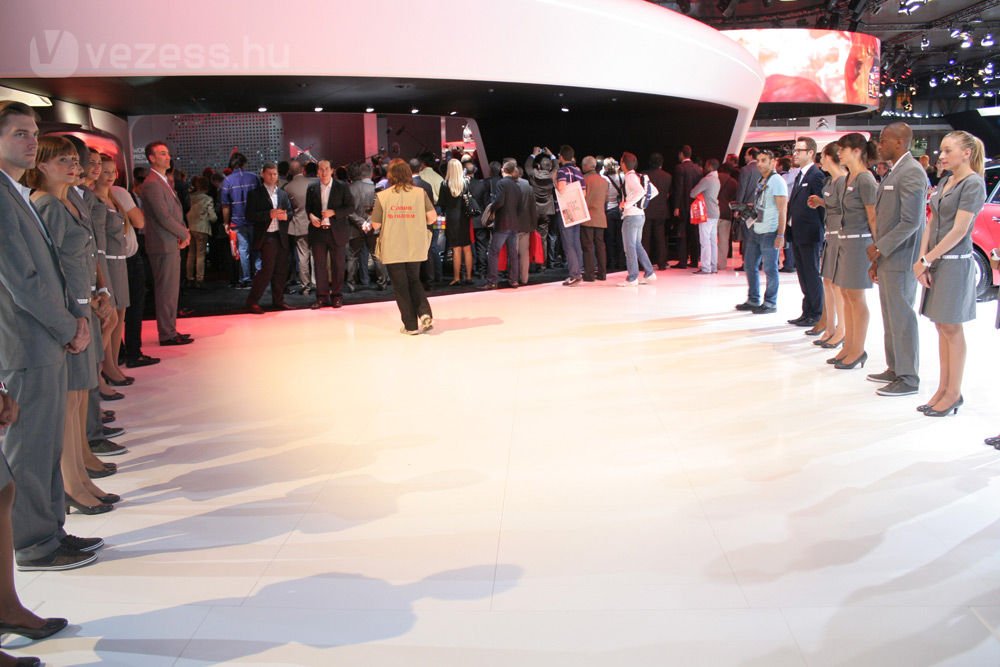 55466_435954_1000x700.jpg | Vezess | Vezess Szépen beállt a sorfal, de a hopmester nem erre vezette át a tömeget a Citroëntől a Peugeothoz