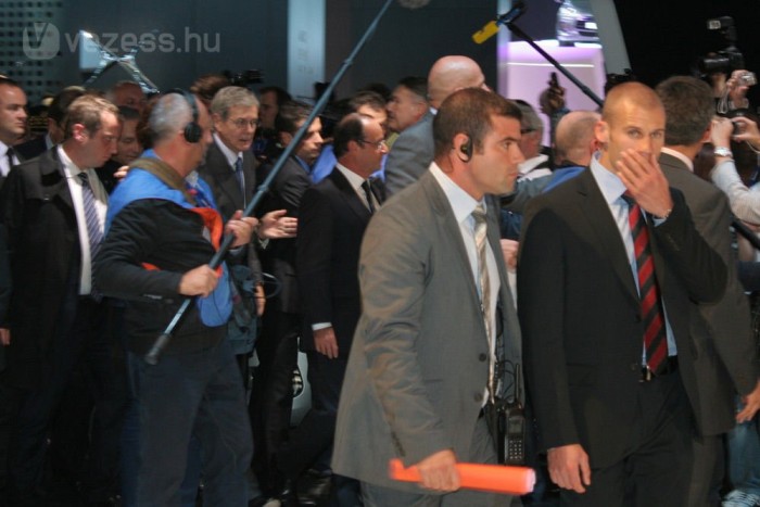 Kisautókat nézett a francia elnök 8 | Vezess A kék mikrofonrúd mögött haladó úr a francia elnök