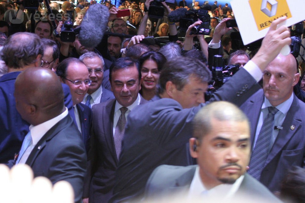 55466_435956_1000x700.jpg | Vezess | Vezess Csukott szemmel, a köztársasági elnök balján Carlos Ghosn, a Renault-Nissan konszern elnöke látható