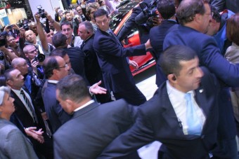 Kisautókat nézett a francia elnök