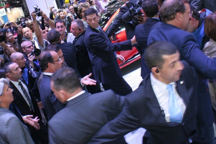 Kisautókat nézett a francia elnök 10 | Vezess Hollande testőrei kezükkel két sorban összekapaszkodva alkotnak élő gyűrűt az elnök körül