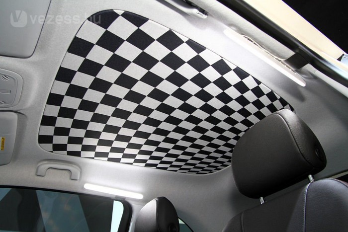 Az autón belül is lehet más a borítás az egysíkú szövetnél