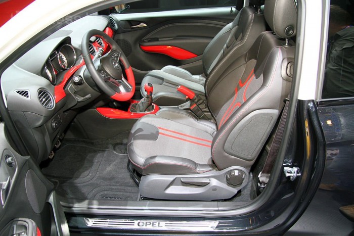 Elöl nagyon igényes és kényelmes az autó, a hátsó lábtér és a csomagtér minimális