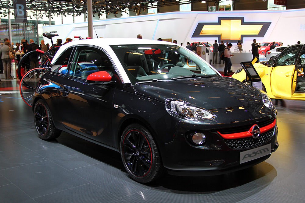 3,7 méteres hosszával az ADAM jóval rövidebb a technikát adó Corsánál