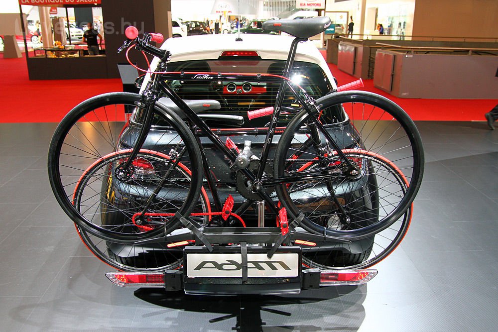 Lökhárítóból kihúzható biciklitartó is rendelhető