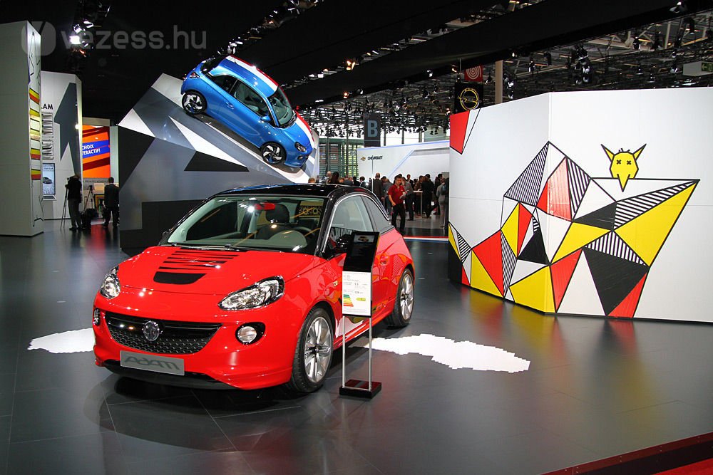 Tíz éve járunk nemzetközi autószalonokra, de teljes kínálatú autómárkától még sosem láttam hasonlót: az Opel standján egyetlen típus van kint a sajtónapokon. Egy, de nem egyféle