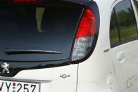 A Peugeot a hátsó lámpát is megváltoztatta. Az oroszlán ez elektromos autóban fehér betétet visel