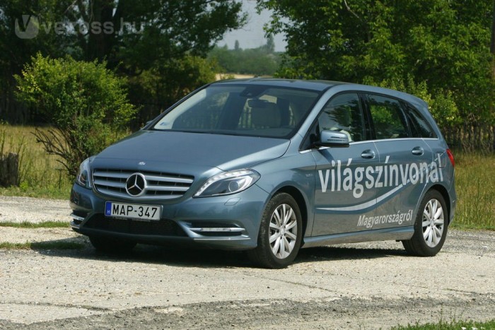 Tévében a magyar Mercedes 2 1,4 tonnás a B 180. 10,4 s alatt gyorsul százra, végsebessége 190 km/óra, szabványos átlagfogyasztása 5,9 liter. Még pár szám: 200 Nm-es nyomatékát 1250-től 4000-ig folyamatosan tartja