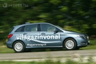 150 és 170 híján a B 180 a legalacsonyabb árú modell a B-osztályból. A Kecskeméten is készülő autót a 122 lóerős turbómotorral teszteltük