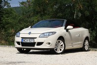 Színes, nagyon feltűnő, és kinyitható a teteje. A Renault Megane CC inkább látvány-, mint élményautó. De annak kiváló darab.