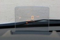 A Peugeot zseniáli head-up display-e. A vetített információk nem a szélvédőn, hanem egy felhajtott üveglapon jelennek meg. Így nem kell minden egyes kocsin külön kalibrálni a rendszert