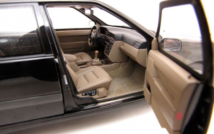 B oszlop tövében látható a SIPS oldalütközés esetén védő merevítés, amely mellé az ajtó tökéletes illeszkedése érdekében egy pici mágneslapot helyeztek